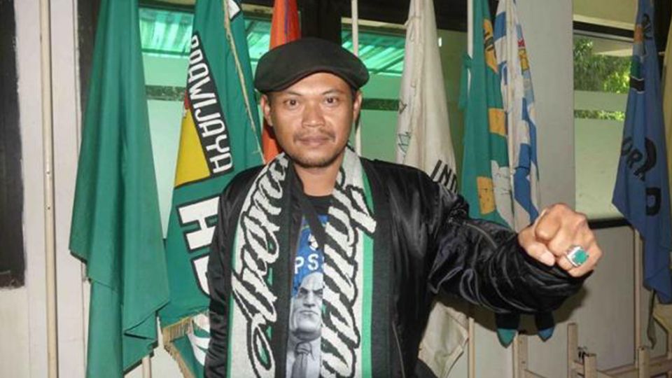 Pentolan Bonek Andie Peci memberikan reaksi tak diduga usai Persebaya Surabaya bantai Arema FC dengan skor 4-1, Kamis (12/12/19) kemarin. Copyright: © satoenyali.com